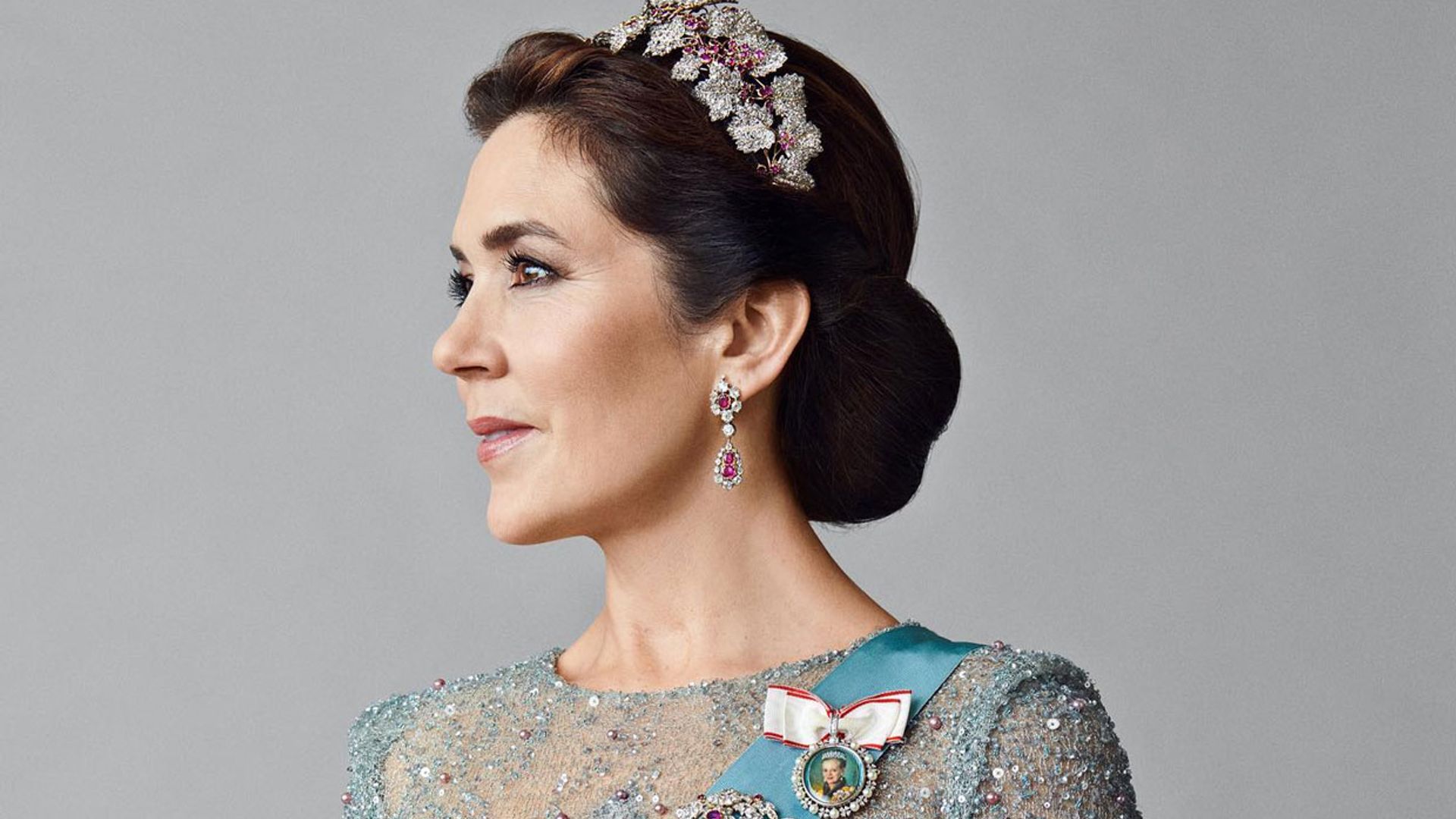 Mary recupera su tiara más simbólica con un espectacular vestido de pedrería española