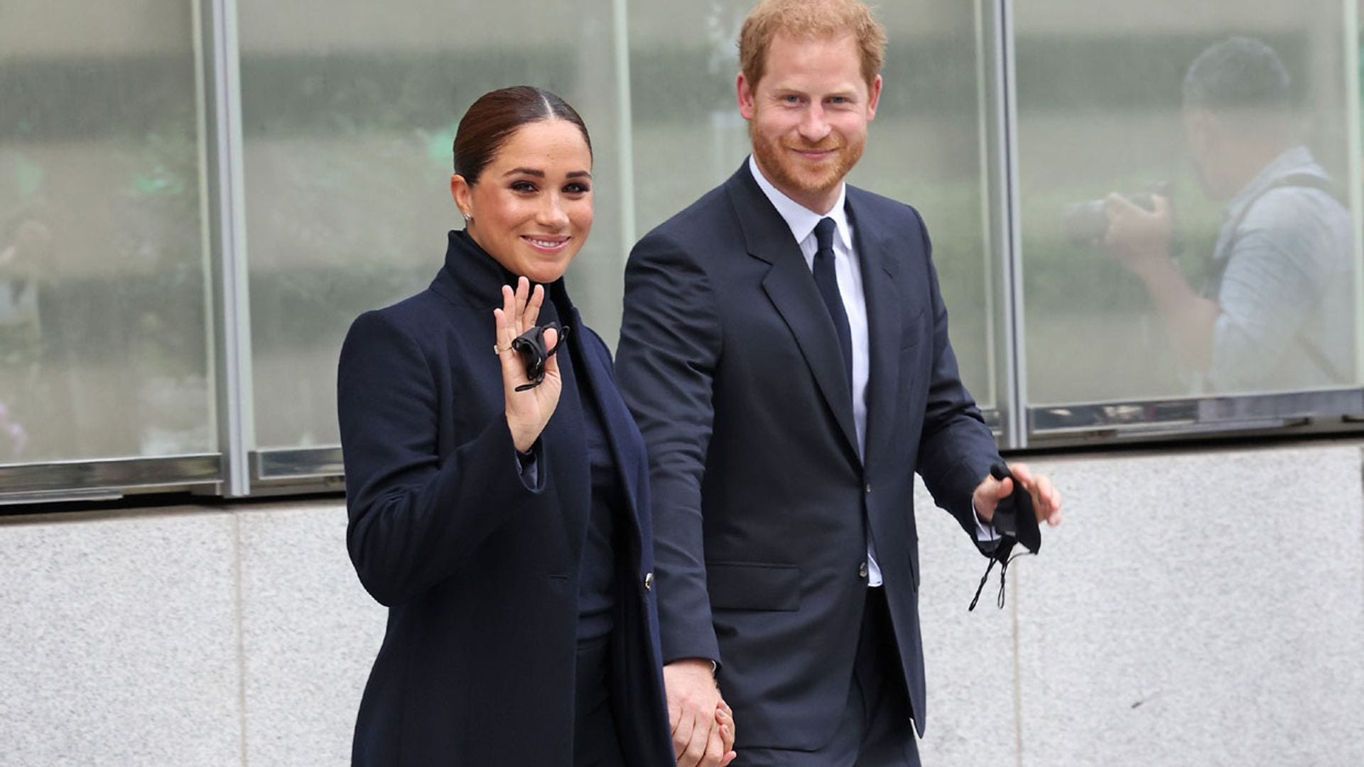 Meghan Markle reaparece en Nueva York con un sobrio look azul marino a juego con Harry