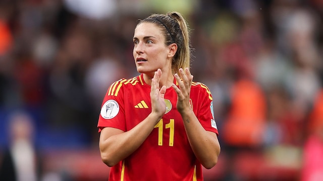Alexa Putellas aplaudiendo con la camiseta de la selección