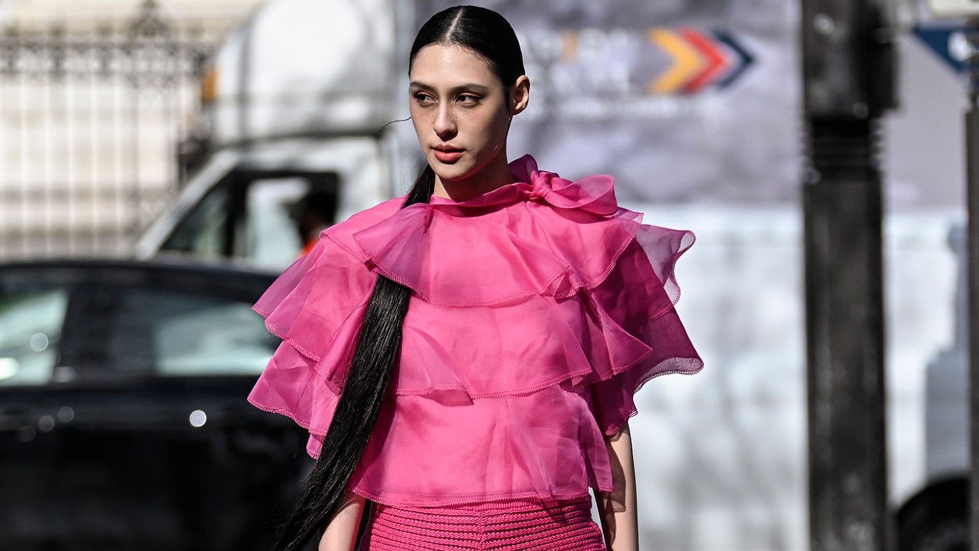 En la pasarela y en las calles: los volantes conquistan los looks de las invitadas 'coquette'