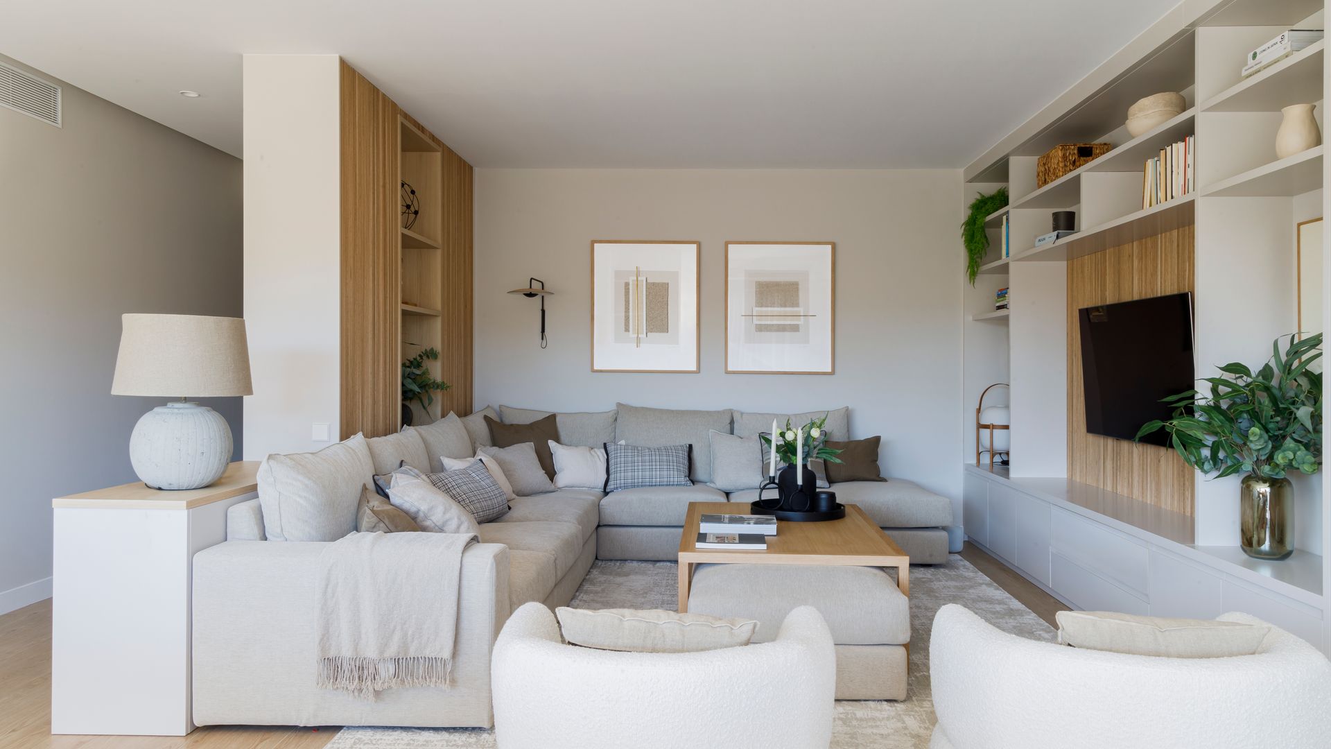 El salón como centro de vida con muebles a medida
