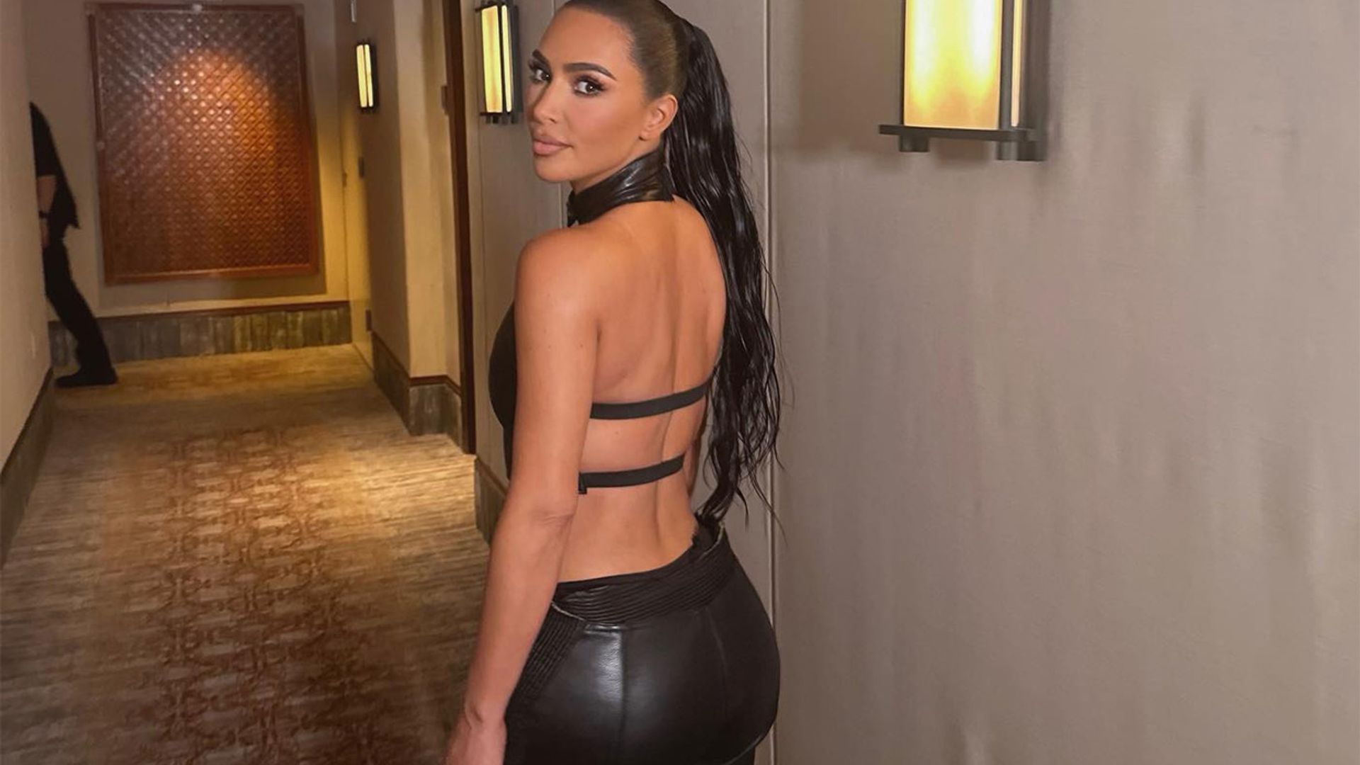 La inexplicable elección de Kim Kardashian: vestir de cuero con 45 grados de temperatura
