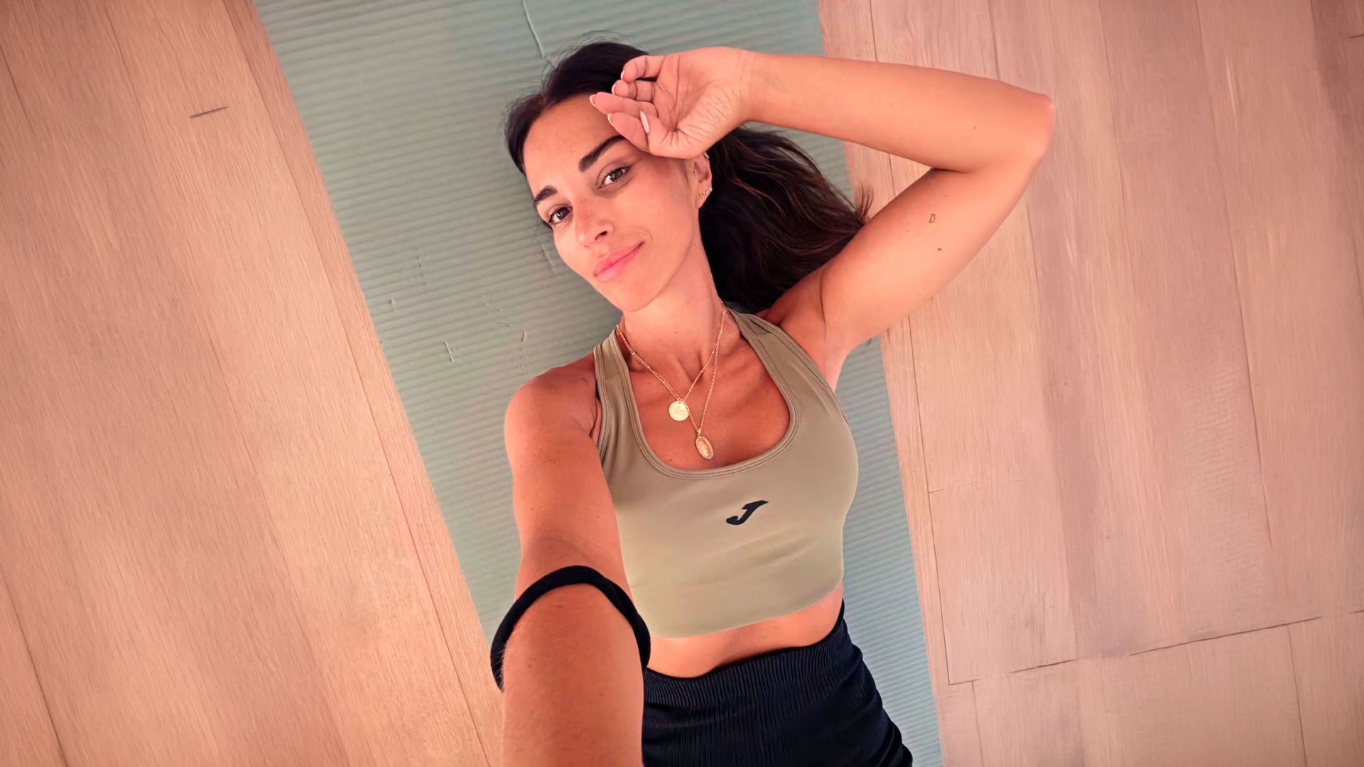 Paula Echevarría en su esterilla después del entrenamiento