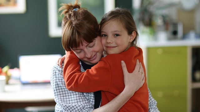 Madre abraza a su hija