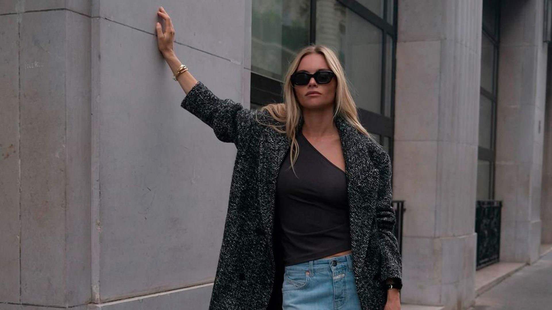 Los looks infalibles de lujo silencioso que llevarás en los días de lluvia