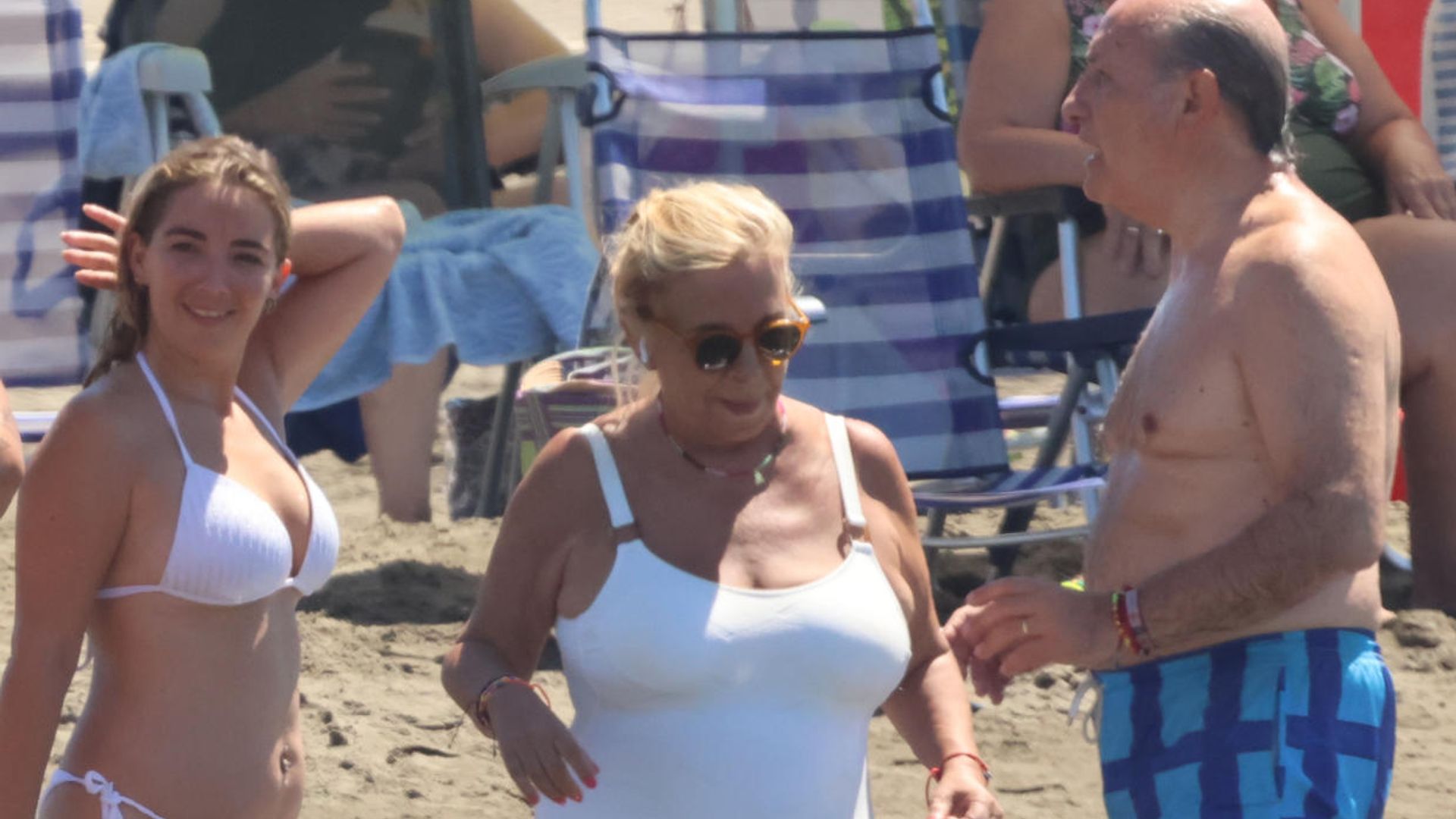 Las fotografías más familiares de Carmen Borrego en la playa