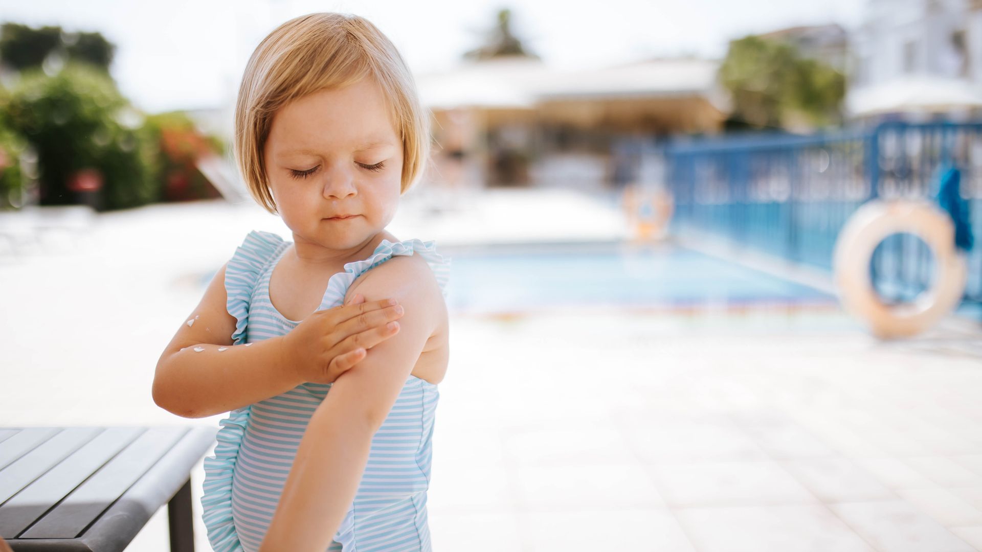 Doctor Eduardo Junco, pediatra: "El baño en piscinas sin depuradora o en el agua de mar contaminada favorece la aparición de dermatitis en los niños"