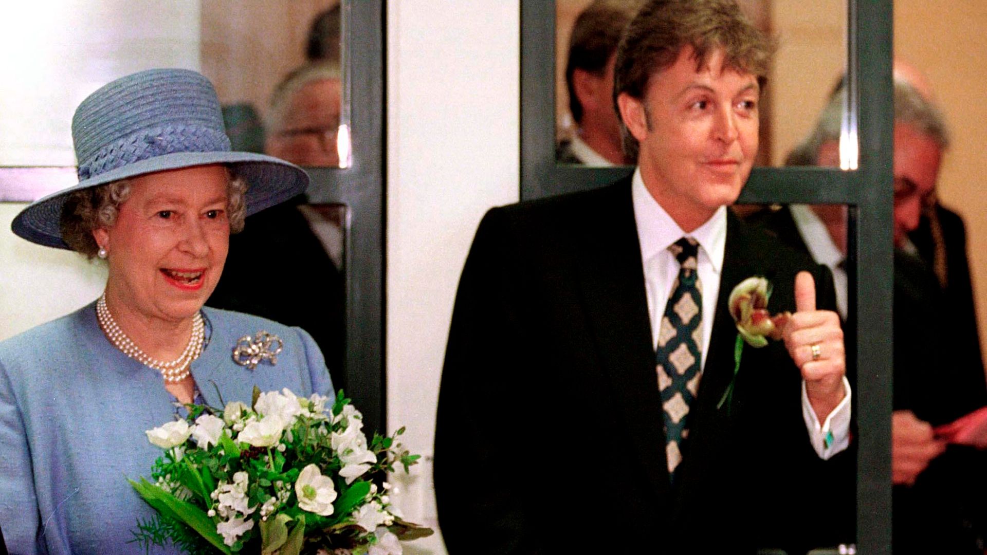 La reina Isabel II y Paul McCartney en Liverpool