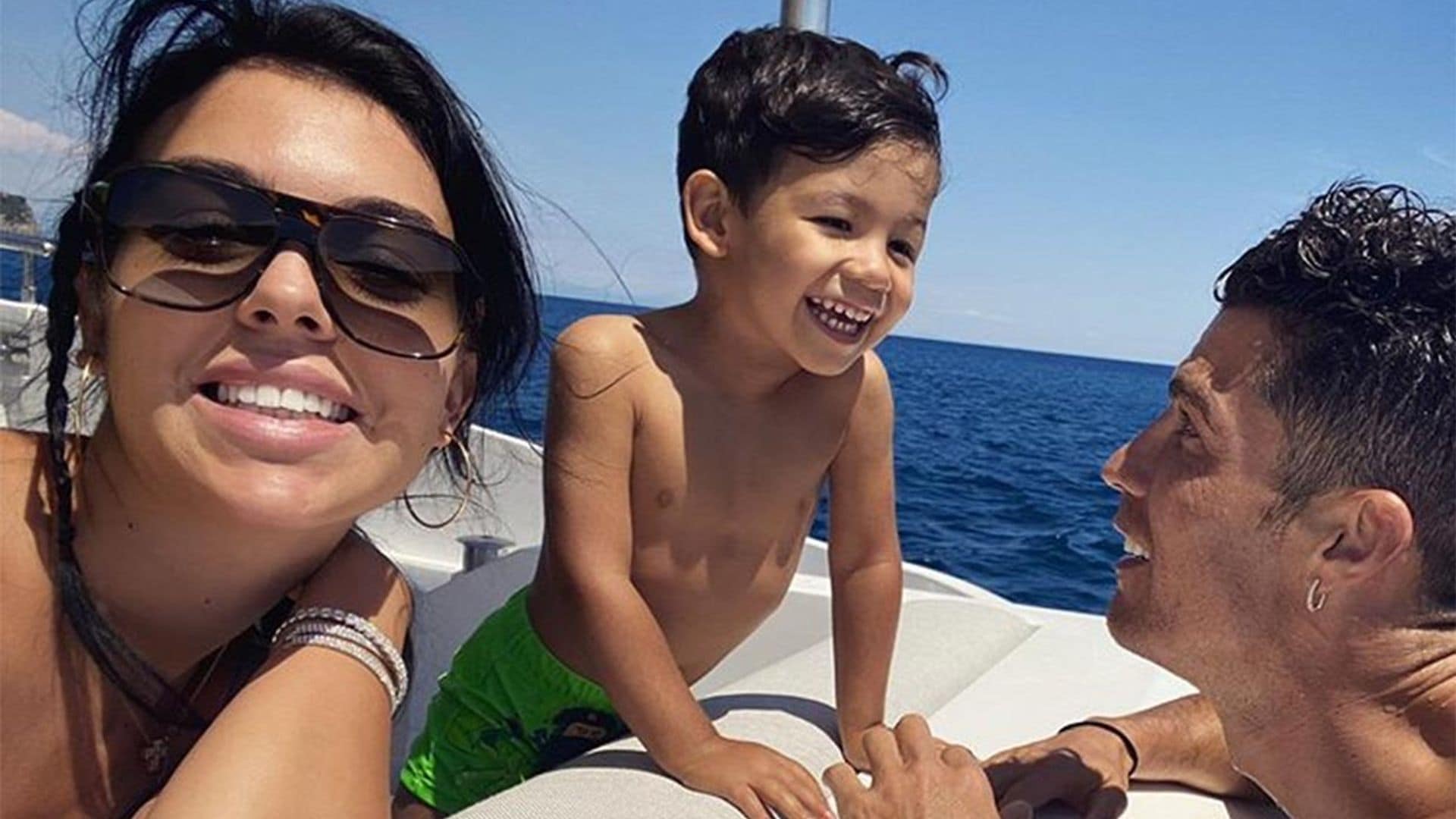 ¡Grumete a bordo! Mateo, el hijo de Cristiano y Georgina, hace reír a sus padres con sus divertidos posados