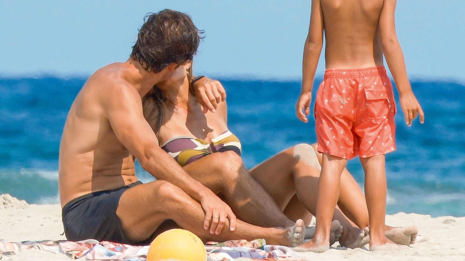 Jugando con sus hijos pequeños, tomándoles fotos mientras se bañan con su padre y queriéndose como el primer día con su marido, Jorge Benguría, con el que lleva ya casada catorce años y ha tenido tres hijos: Carlos, de doce; Santi, de diez, y Beltrán, de seis años