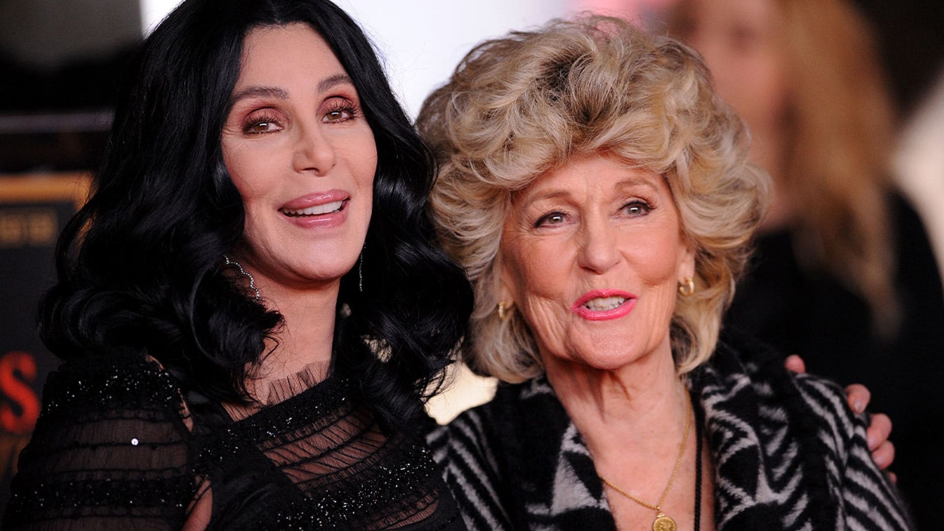 Cher, devastada por la muerte de su madre, Georgia Holt, a los 96 años