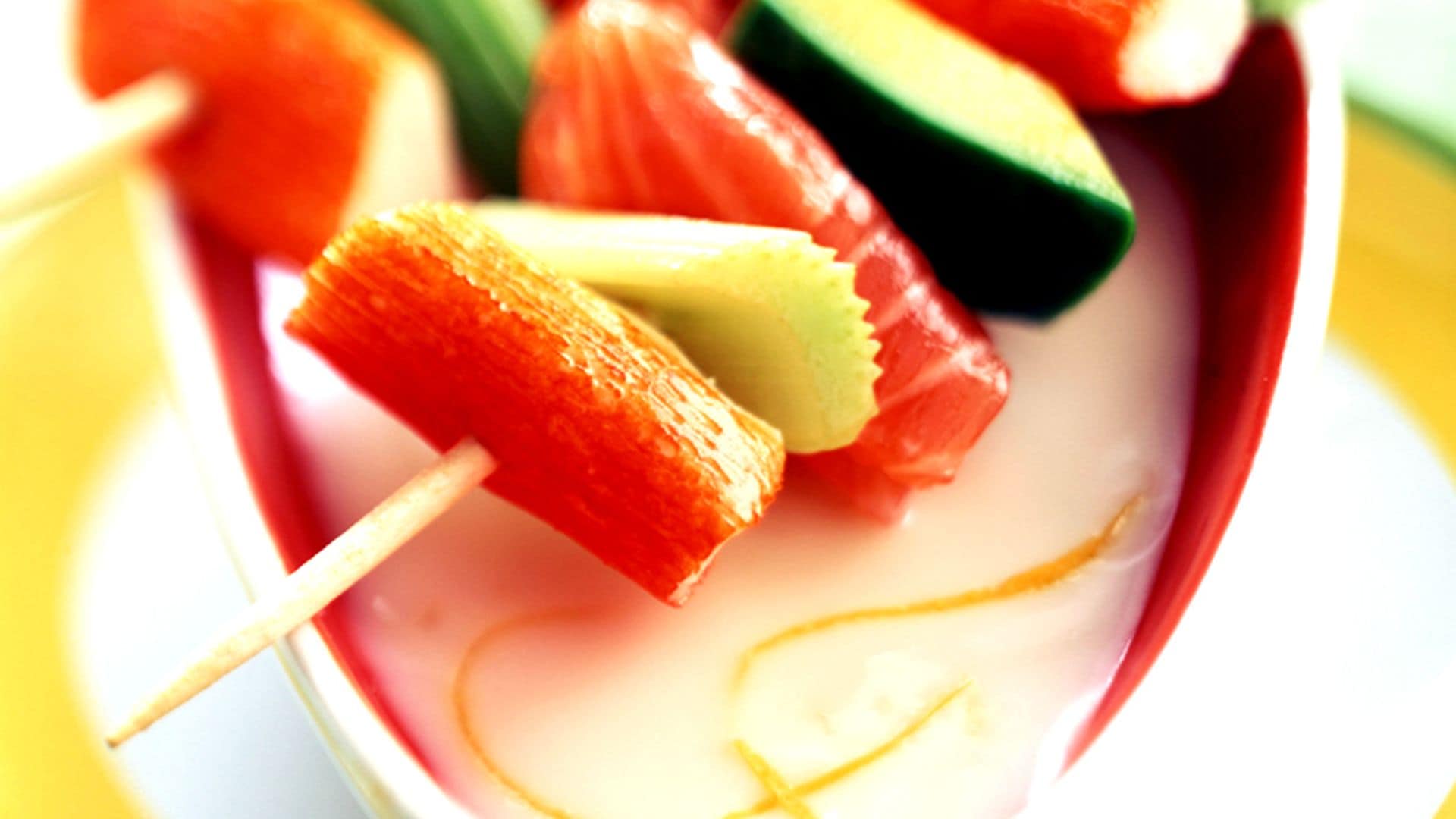Brochetas de surimi, apio y aguacate con mayonesa ligera