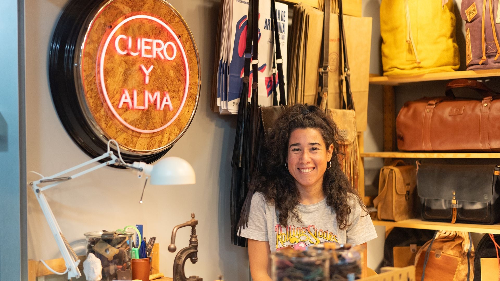 Cuero y Ala, puesto de la feria de la artesanía de Recoletos en Madrid, organizada por AMOA
