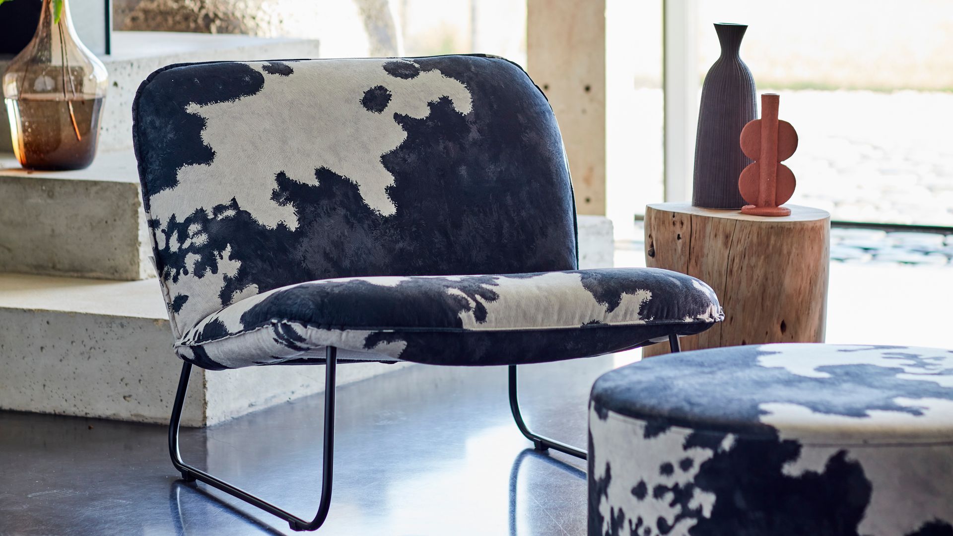 Sillón y puf con tapicería de estampado de piel de vaca