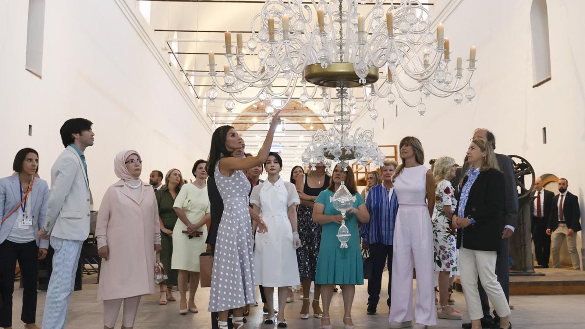 La 'magia' del moldeado de vidrio impresiona a las parejas de los líderes mundiales