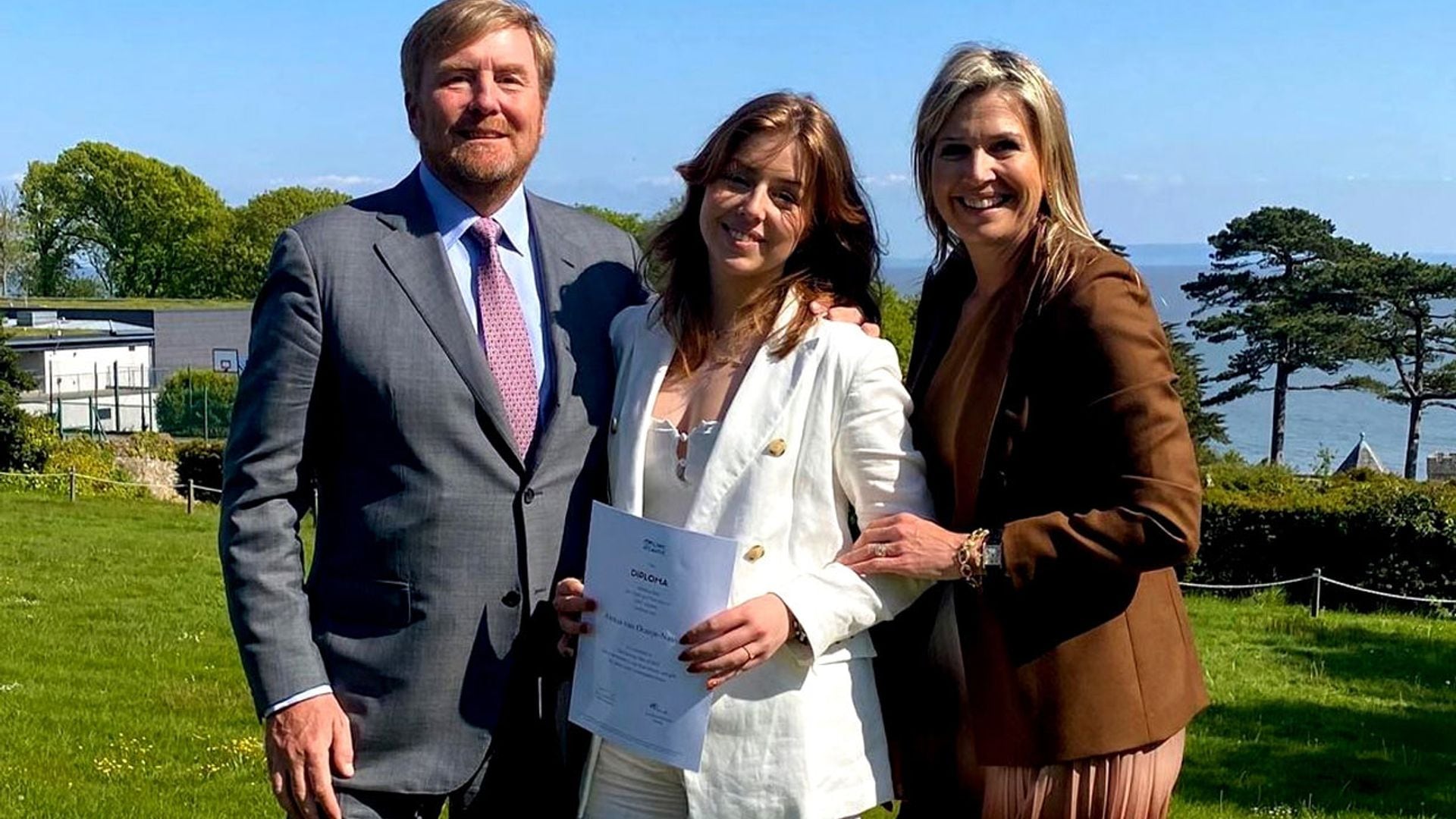 Alexia de Holanda, acompañada por los reyes Guillermo y Máxima, se gradúa en la misma escuela que la princesa Leonor