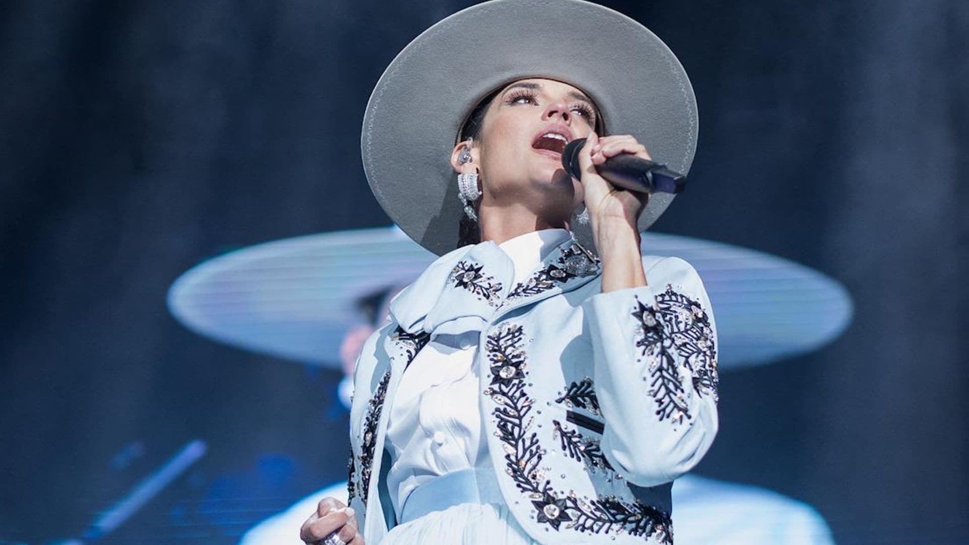 Natalia Jiménez se conmueve hasta las lágrimas durante su show en el Auditorio Nacional, en México