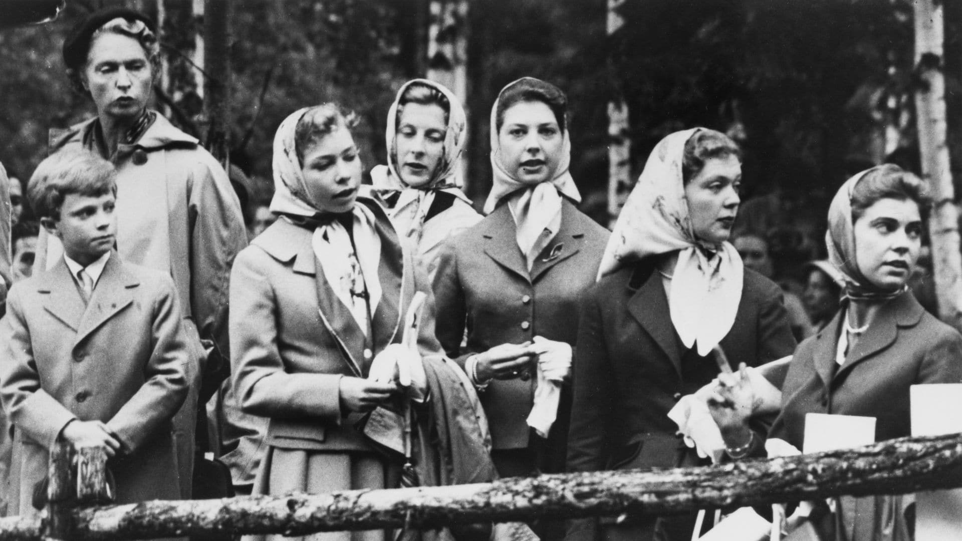 El rey Carlos Gustavo de Suecia con su madre, la princesa Sibilla, y sus cuatro hermanas durante un evento ecuestre en Jarvafaltet, a las afueras de Estocolmo, en junio de 1956. De izquierda a derecha: el entonces príncipe heredero, su madre y las princesas Christina, Desiré, Birgitta y Margarita. La que está en segunda fila, un paso por detrás, es Lady Pamela Mountbatten, hija de Louis Mountbatten, un personaje clave en la historia reciente de la monarquía británica, entre otras cosas, por ser el tío del duque de Edimburgo y el mentor del actual soberano británico, Carlos III