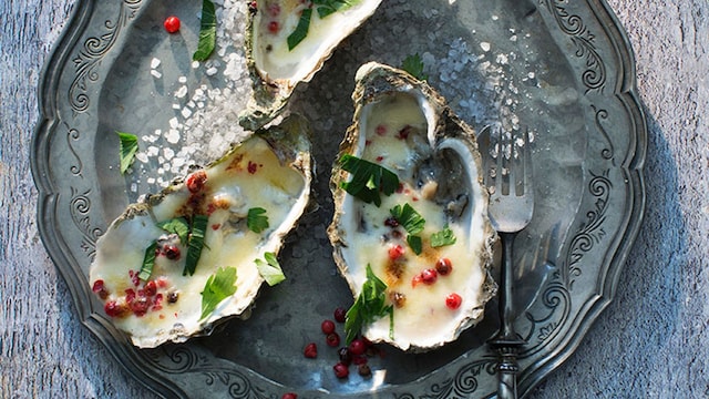 ostras gratinadas con cava y pimienta rosa