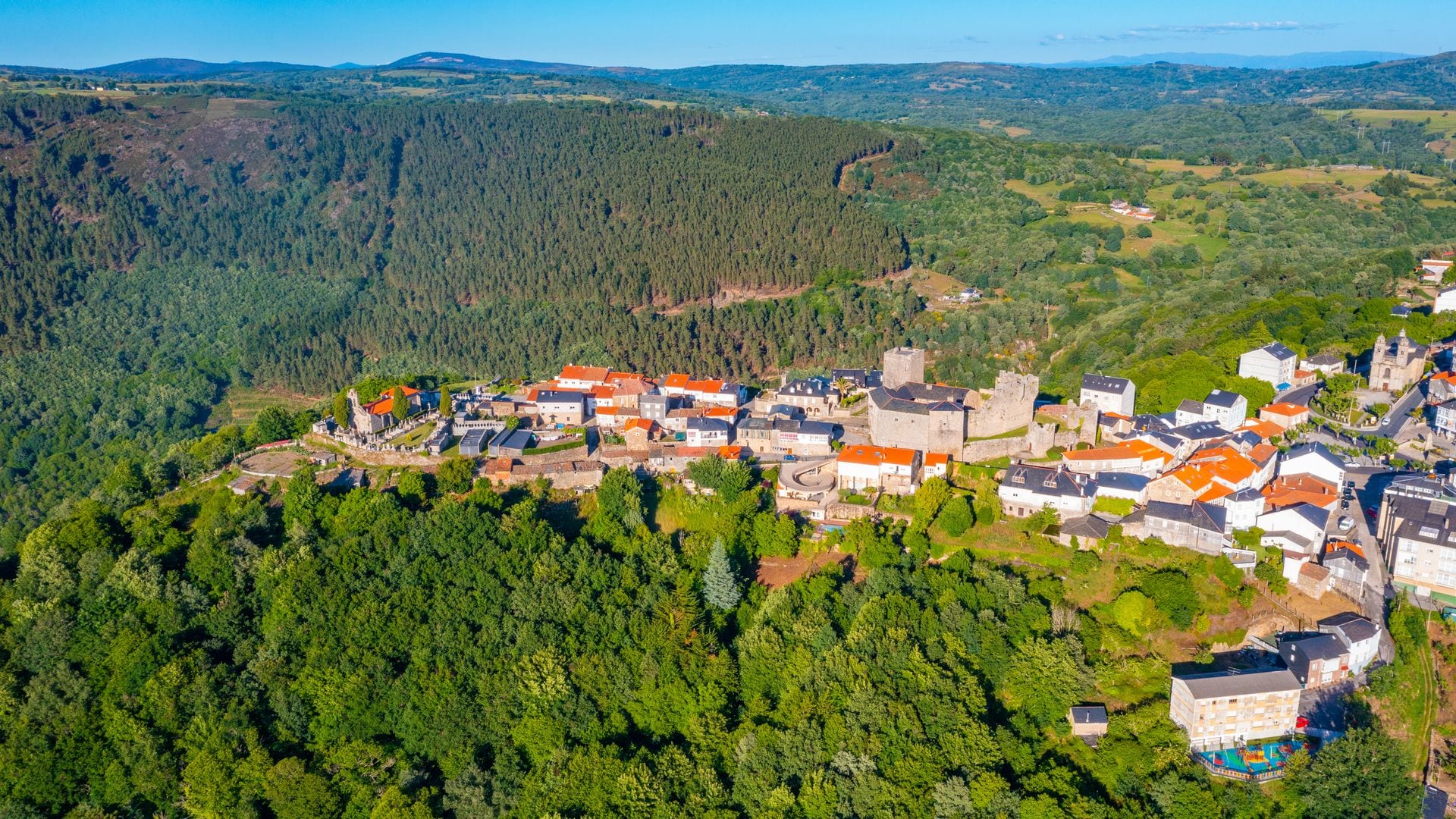 Panorámica de Castro Caldelas, en Ourense, uno de los pueblos más bonitos de España en la Ribeira Sacra