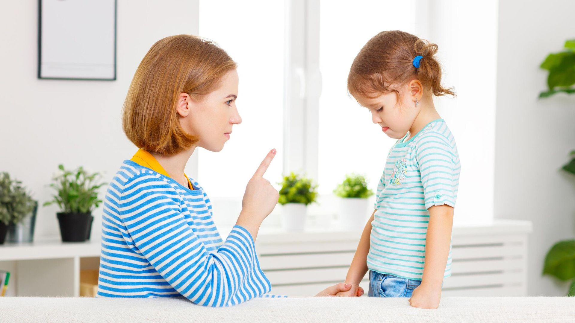 ¿Tu hijo te pega? Así es cómo puedes corregir ese comportamiento