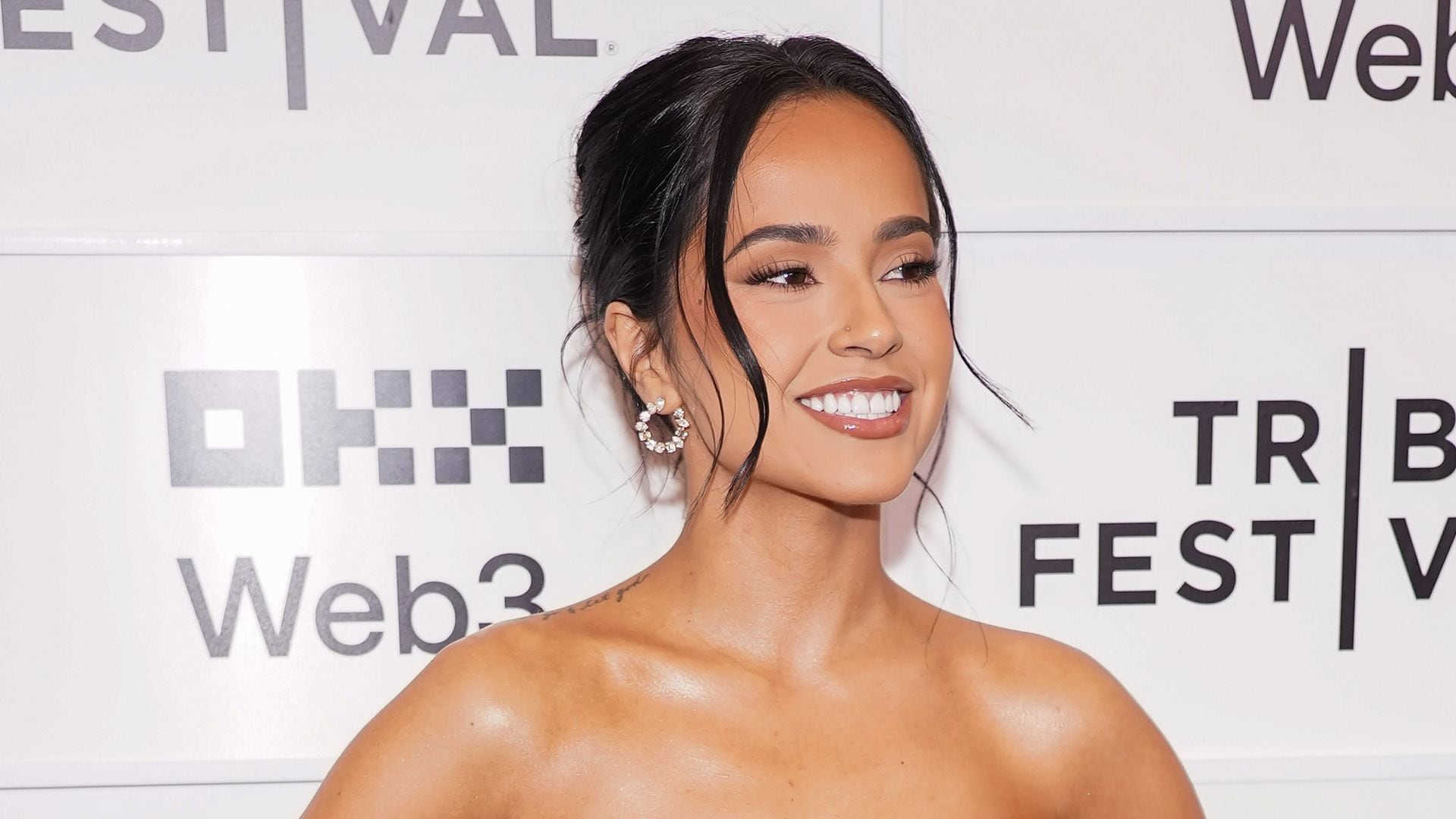Becky G destaca en un vibrante vestido amarillo en el Festival de Tribeca