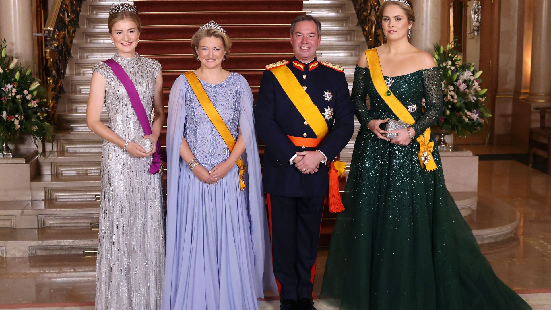 La princesa Elisabeth de Bélgica, la gran duquesa Stéphanie de Luxemburgo, el gran Guillermo de Luxemburgo y la princesa Amalia de Holanda asisten a una cena de gala en el Palacio Gran Ducal durante la abdicación del gran duque Enrique de Luxemburgo y la ascensión al trono de Su Alteza Real el príncipe heredero Guillermo