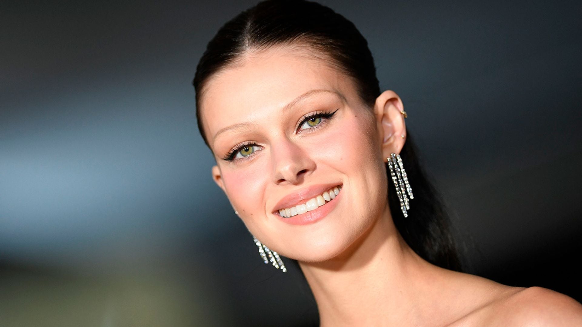 Nicola Peltz y el guiño más nostálgico a Paris Hilton: del look 'Y2K' al perrito en el bolso