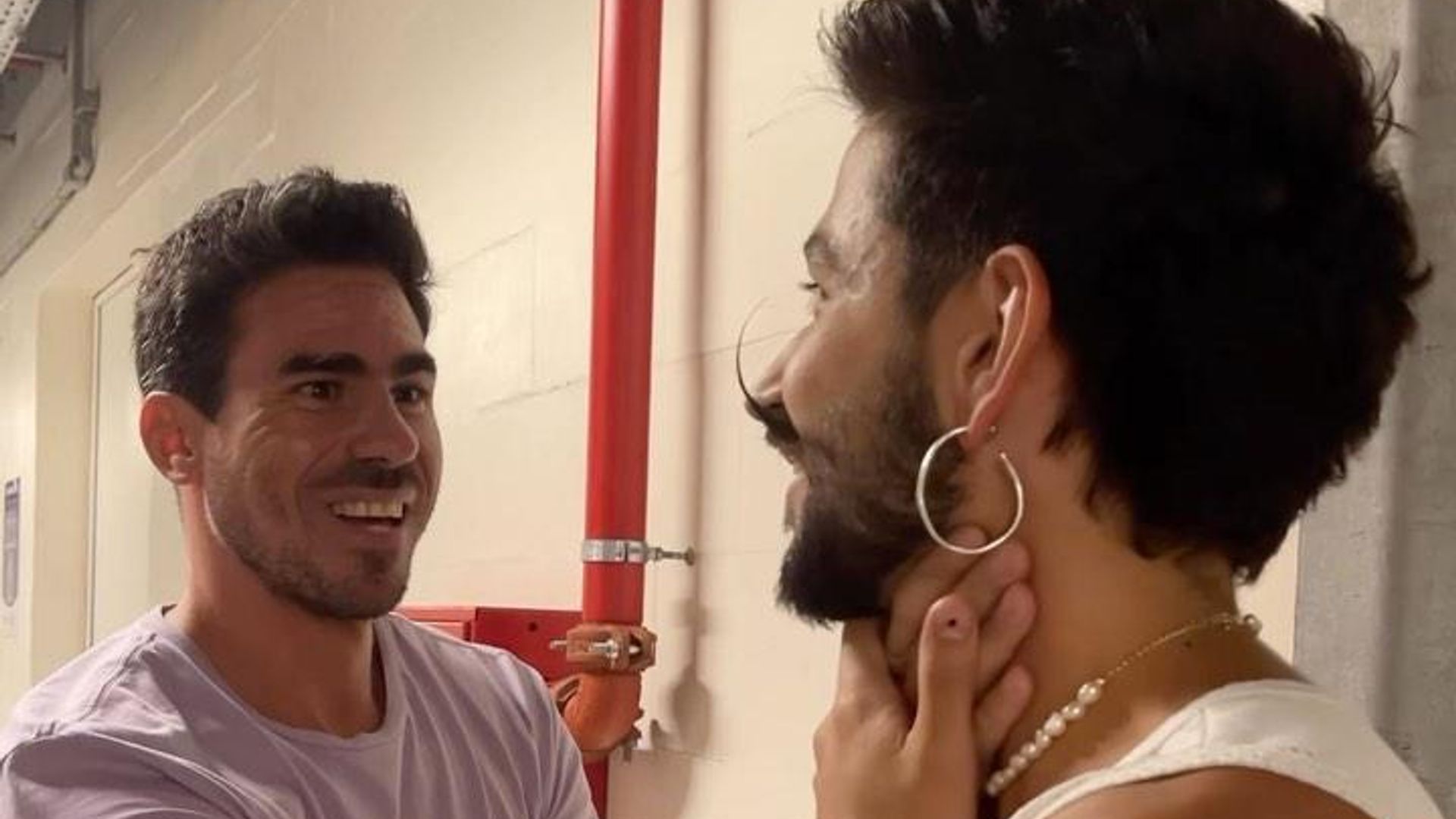 El emotivo momento que vivió Camilo en Uruguay con un fan sordo