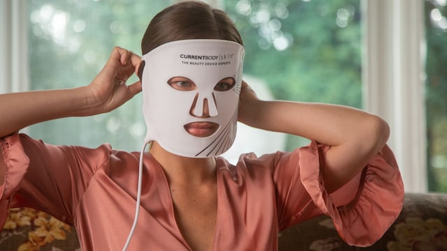 Mujer con máscara LED de Currentbody