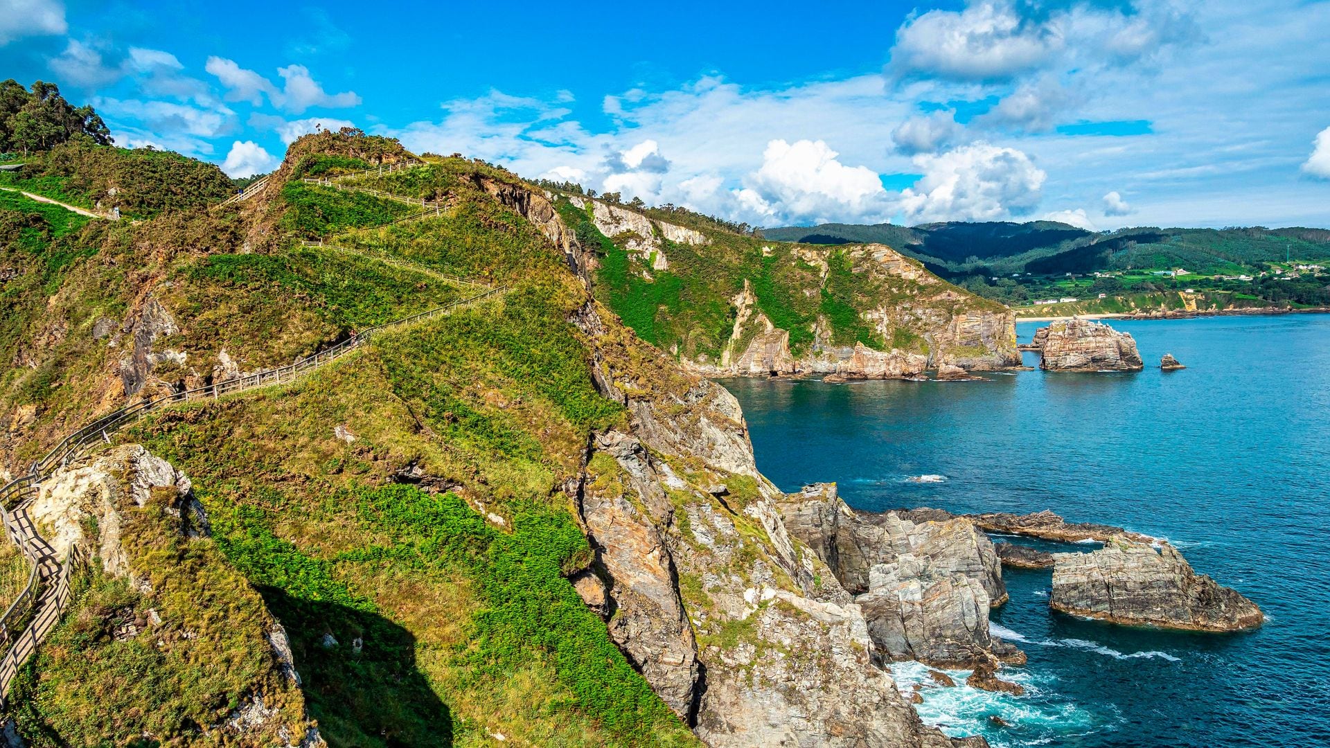 5 senderos costeros en Galicia para caminar junto al mar con vistas infinitas y pequeñas calas