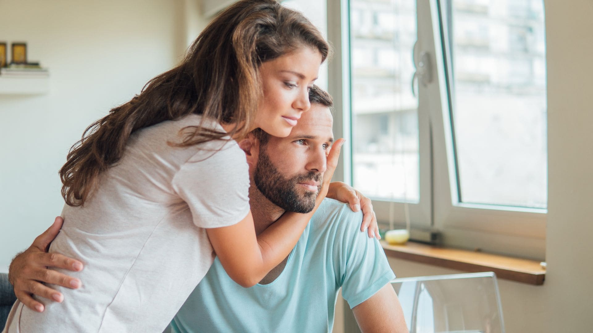 mujer consolando chico
