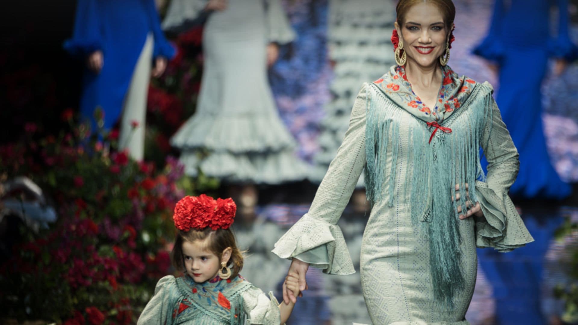 La niña de Beatriz Trapote y Víctor Janeiro debuta sobre la pasarela ante el orgullo de sus padres y sus hermanos