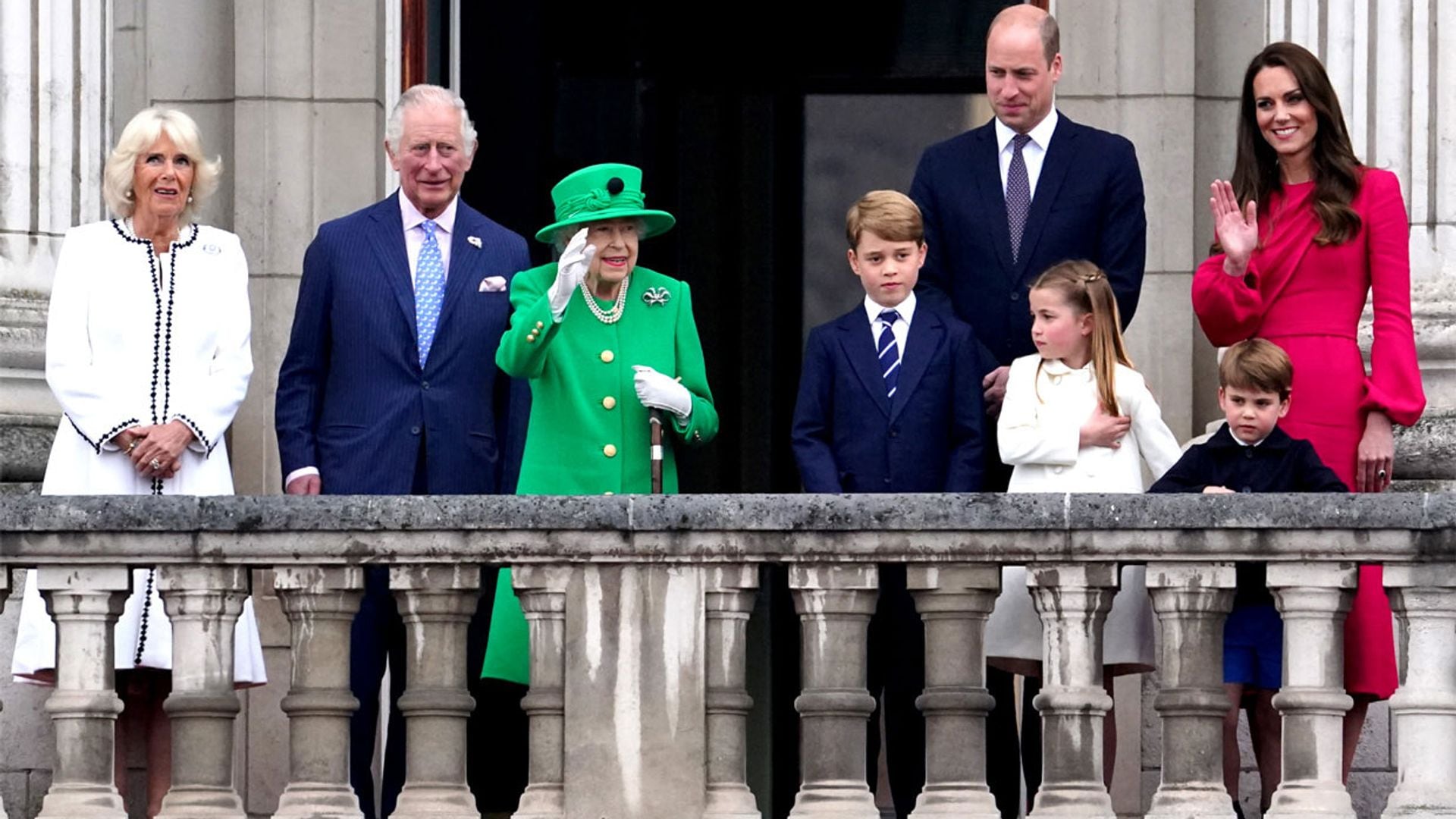 En el ‘backstage’ de Buckingham: así se gestó in extremis el histórico saludo de Isabel II desde el balcón