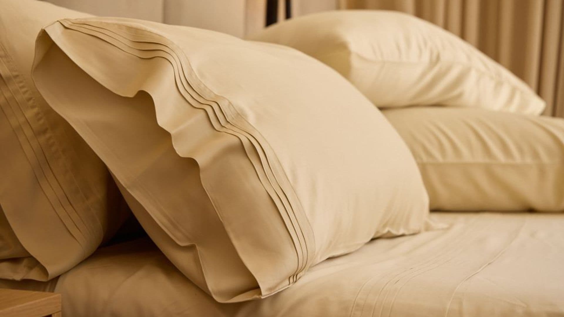 Cama con sábanas beiges de bambú