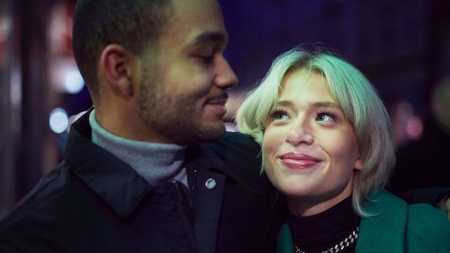 Pareja mirándose sonriendo