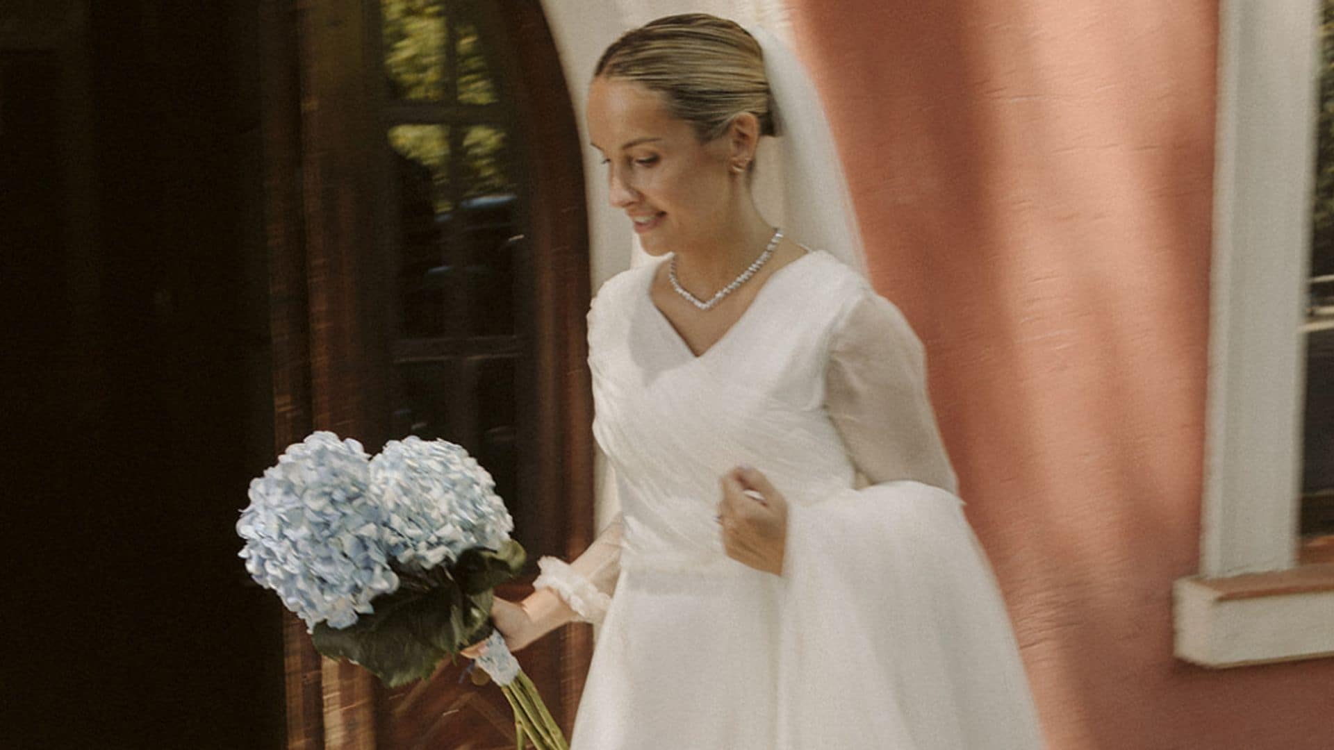 Novia con ramo de flores azul