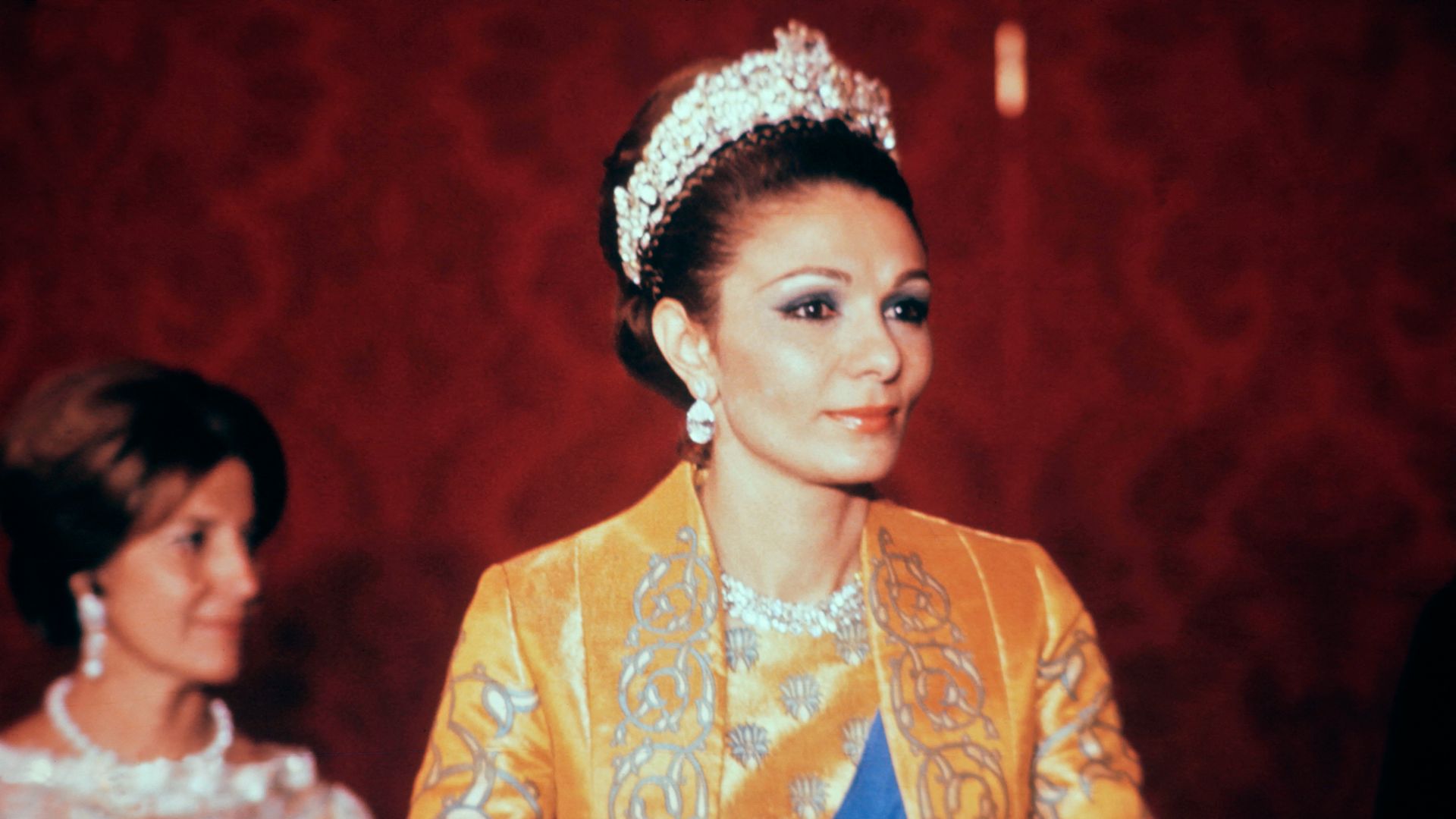 Farah Diba en una recepción para conmemorar el 2500 aniversario del imperio persa