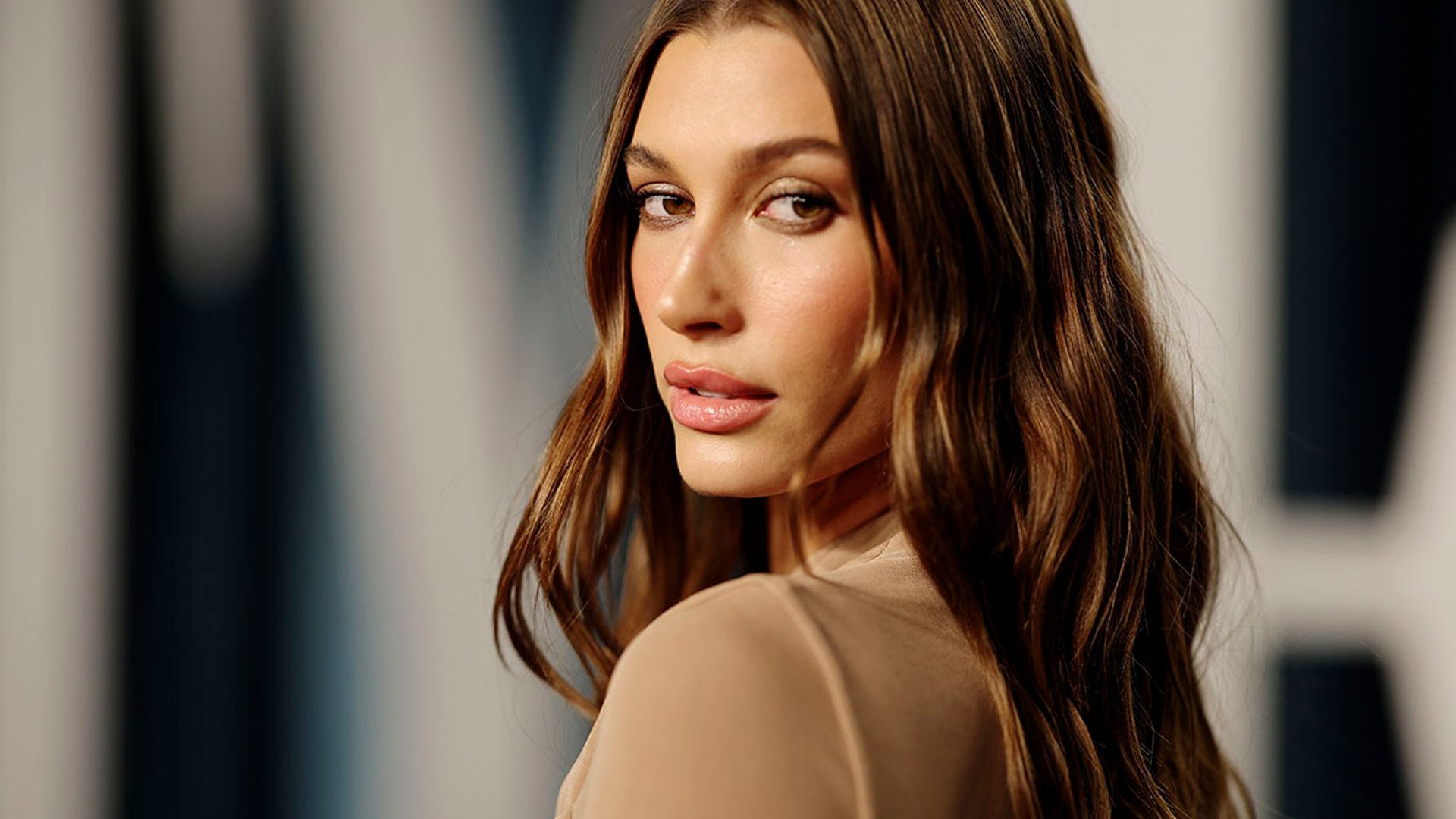 Hailey Bieber desvela el secreto del maquillaje 'efecto volumen' de sus labios