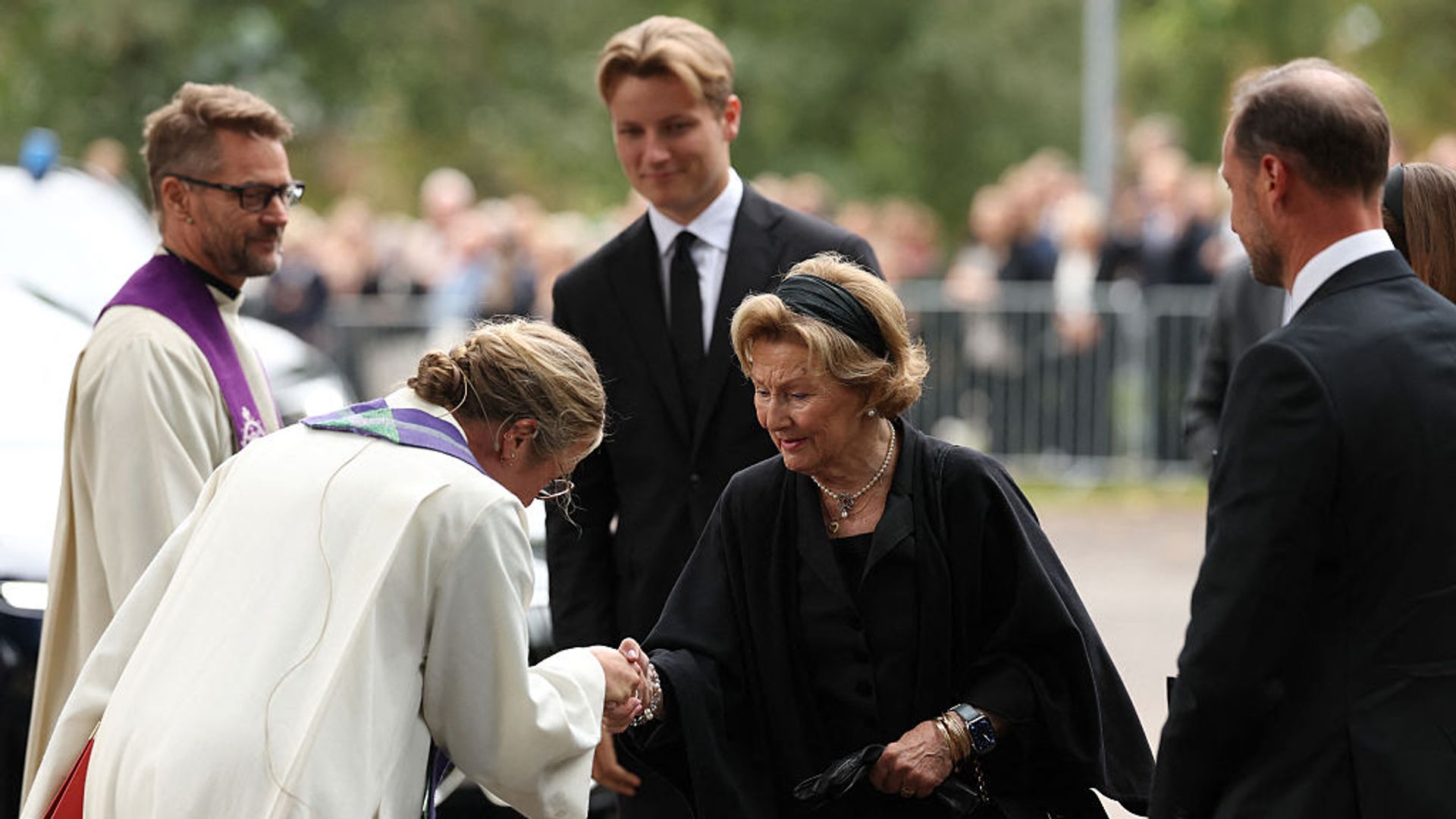 La reina Sonia de Noruega es recibida por el decano Oyvind Stabrun y la párroca Ida Buen Hanevold  en presencia de su hijo, el rey Haakon, y su nieto, el príncipe Sverre Magnus