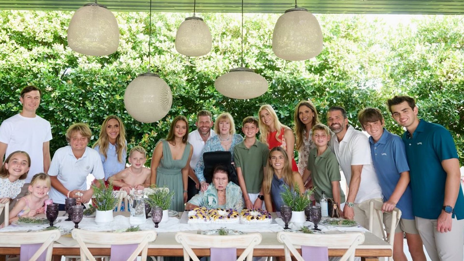 Toda la familia se ha reunido por la cumpleañera