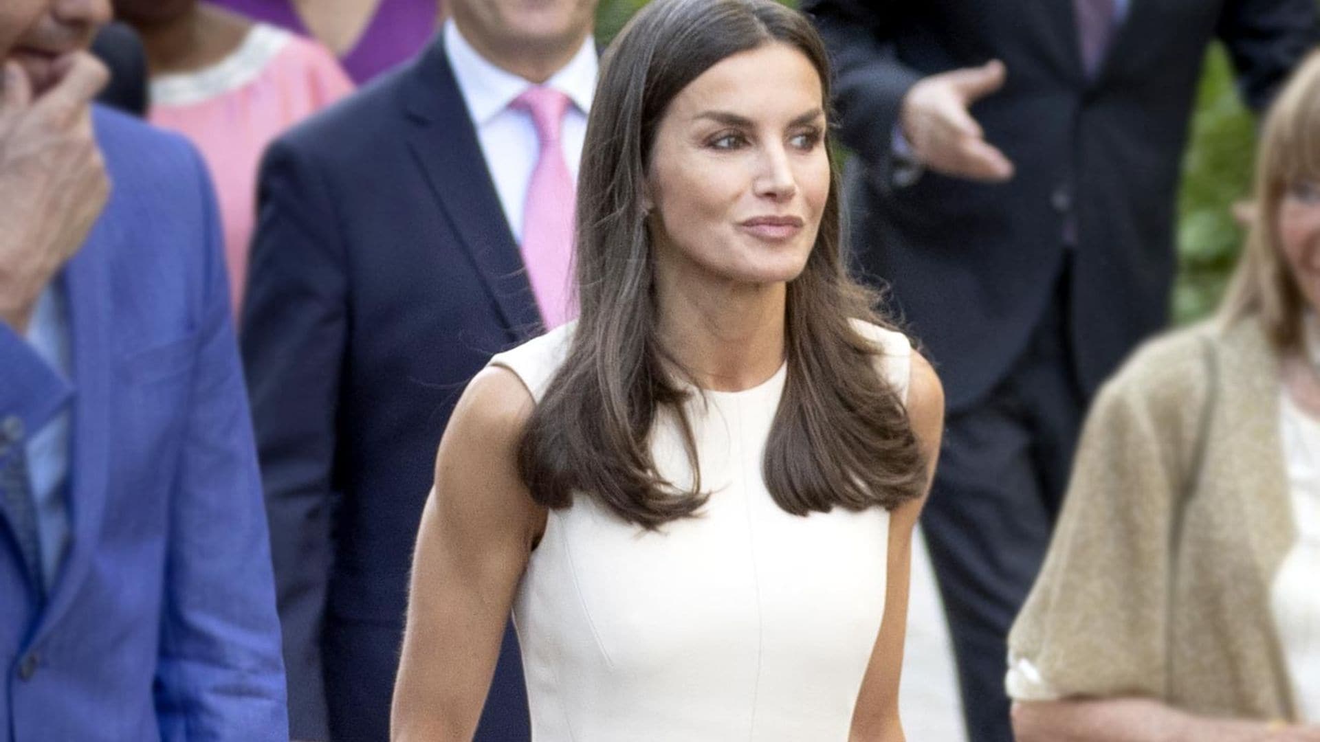 La Reina reafirma como favorito el vestido marfil y español que estrenó en Argentina