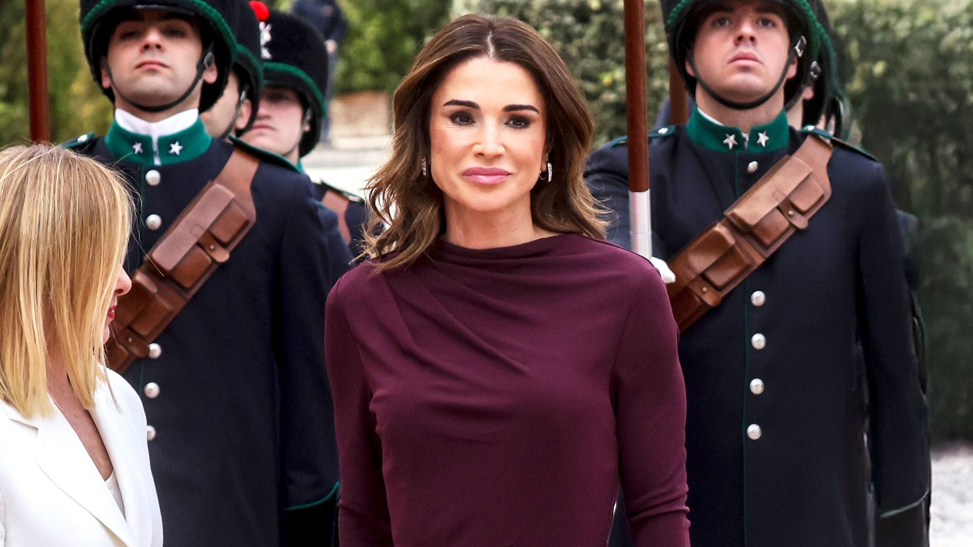 Rania de Jordania estrena en Roma un bolso recién sacado de la pasarela con un favorecedor vestido burdeos