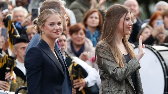 Plano entero de La princesa Leonor y la infanta Sofía llegando a los Premios Princesa de Asturias 2024