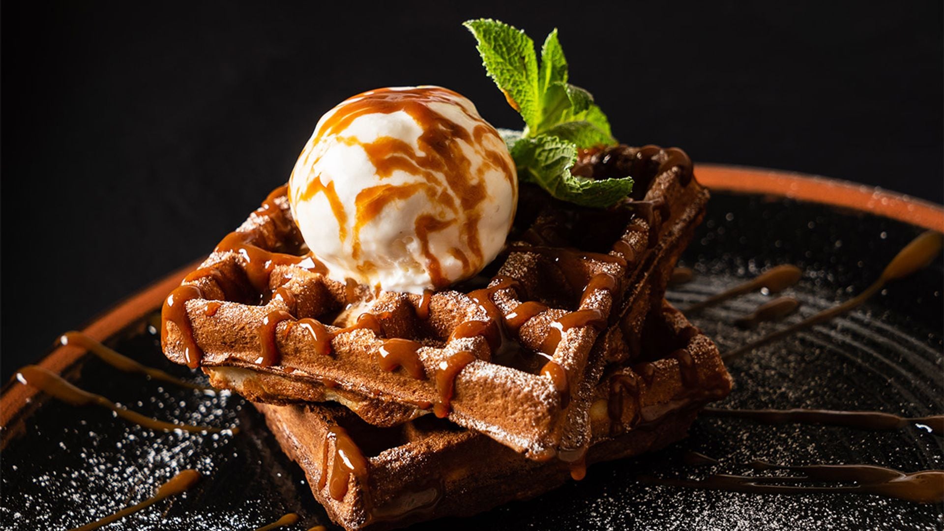 Gofres de chocolate con dulce de leche y helado