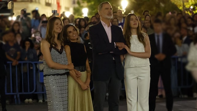 Los Reyes y sus hijas viendo el videomapping proyectado en el Palacio Real por el décimo aniversario de la proclamación de Felipe VI
