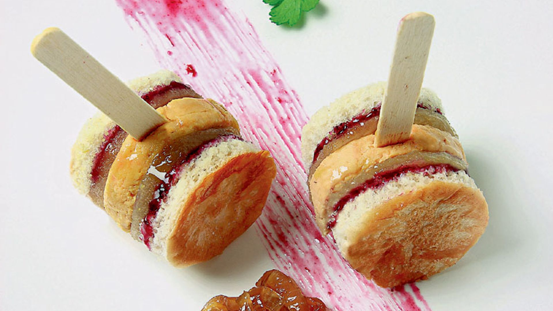 Piruletas de 'foie' con mermelada de arándanos