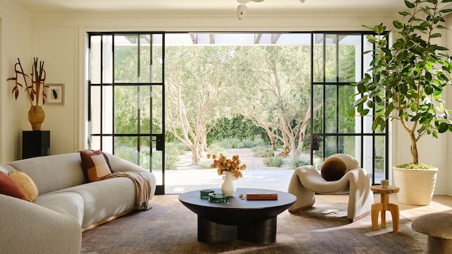 Salón con muebles de formas orgánicas