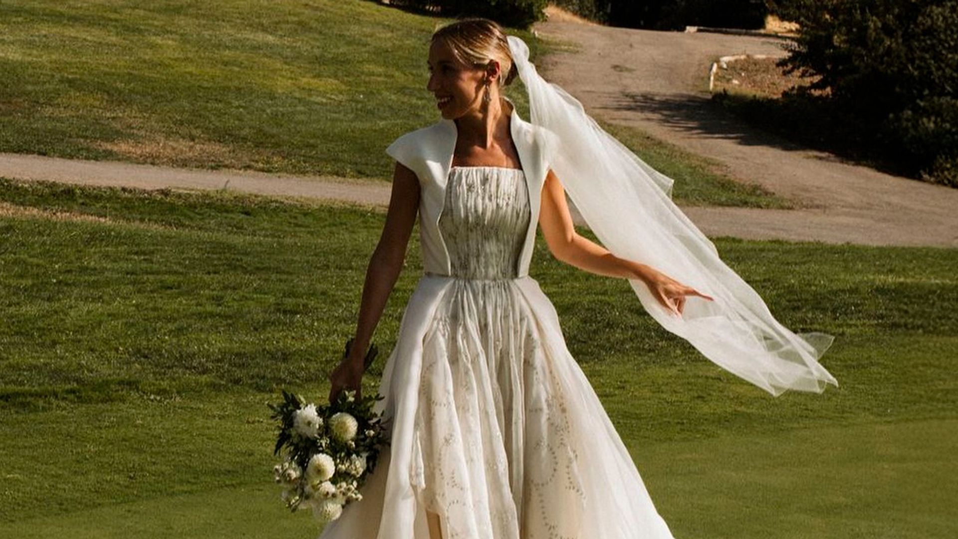 Vestidos de novia con cuerpos bordados o con textura pedrería
