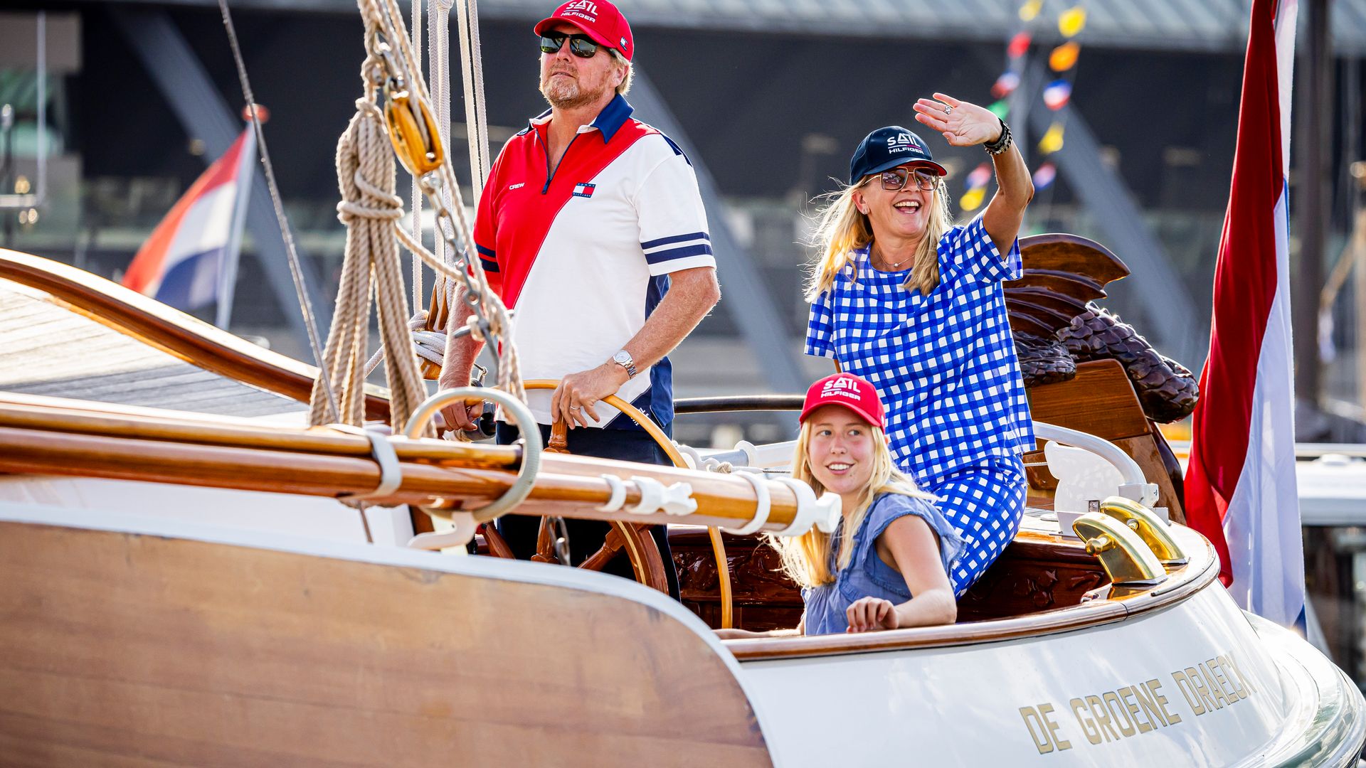 El rey Guillermo de Holanda reaparece por sorpresa con la princesa Mabel y su sobrina y desata una nueva incógnita